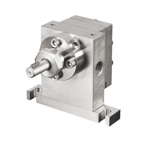 齿轮计量泵  白色背景